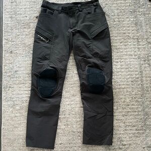 KUIU Men's Dark Gray Cargo Pants